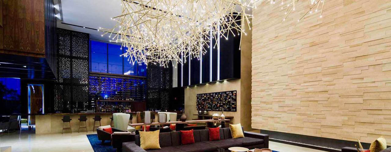 Instalación de gran escala en lobby de hotel LANZ