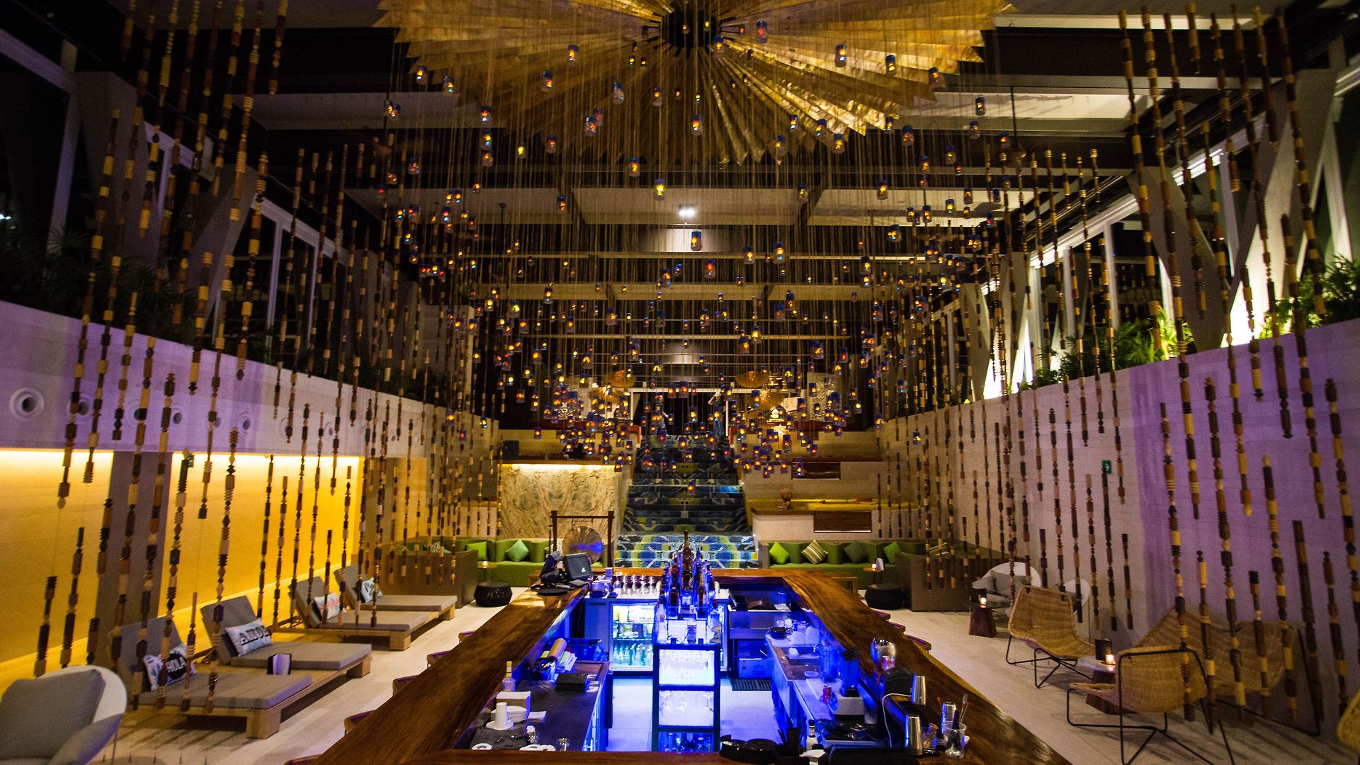Instalación de luminarias de bambú en restaurante de lujo — LANZ Art-Light