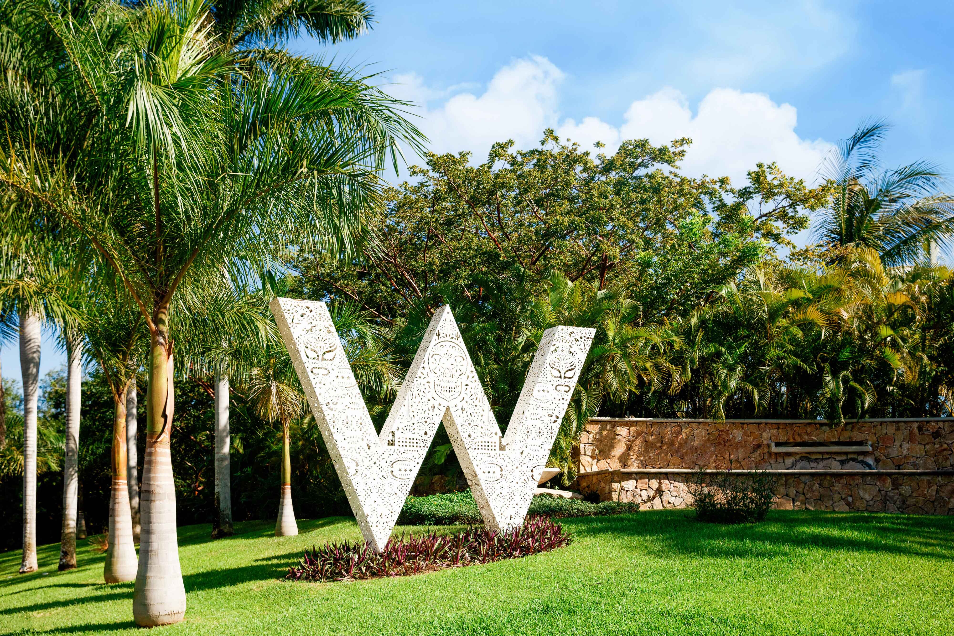 Señalética gran escala W Hotels Punta de Mita — LANZ